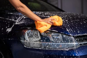 Maneras de ahorrar lavando tu coche